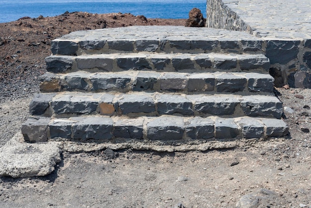 La vecchia pietra sale al ponte di osservazione