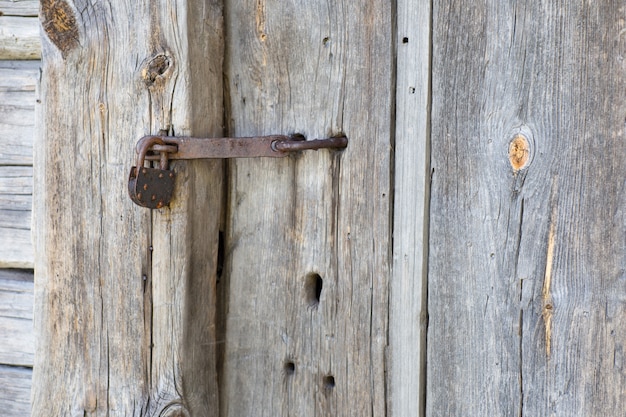 la vecchia serratura chiude la vecchia porta (Primo piano)