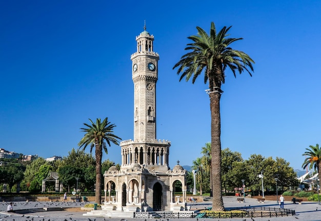 La vecchia torre dell'orologio di Izmir Konak Square