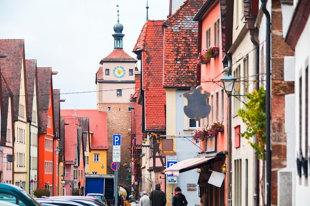 La vecchia torre dell'orologio per le strade della fiaba cittadina di Rothenburg, Germany