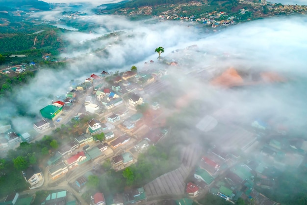 La veduta aerea della città nella nebbia mattutina è bellissima negli altopiani di Da Lat, Vietnam