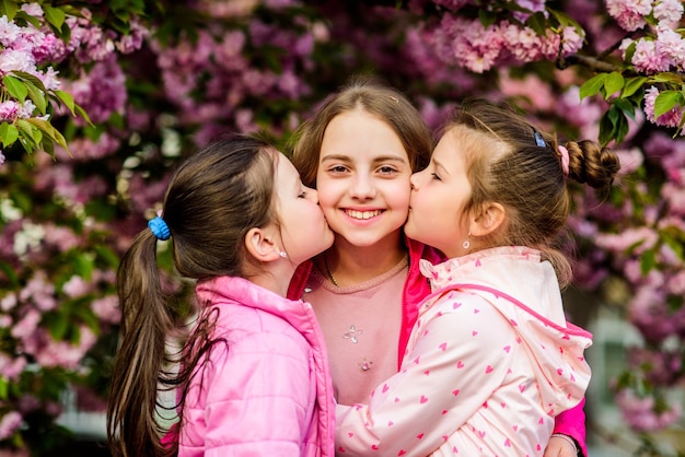 La vera amicizia Rosa il nostro preferito Giardino primaverile per bambini Giardino Sakura Sorelle amici Sfondo alberi sakura Bambini fiori rosa dell'albero di sakura Fiori tenera fioritura I bambini si divertono con i fiori di ciliegio