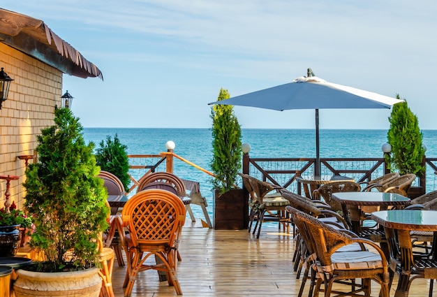 La veranda del bar estivo vicino al mare.