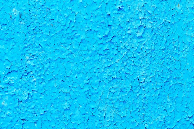 La vernice blu si sta staccando dalla vecchia superficie metallica