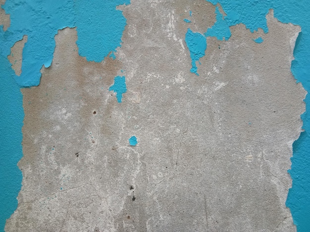 La vernice esterna si deteriora sul vecchio pavimento in cemento