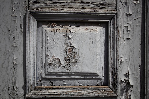 La vernice si è staccata dalla vecchia porta di legno