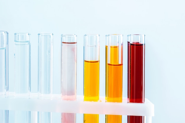 La vetreria per laboratorio differente con i liquidi colorati si chiude su