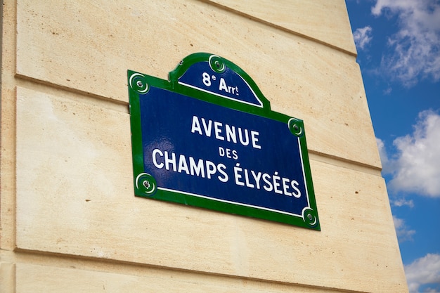 La via del viale di Champs Elysees firma dentro Parigi