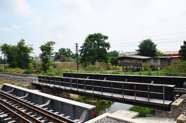 La via della ferrovia nella campagna rurale per il treno locomotiva che corre dal terminal di Bangkok va alla stazione di Ayutthaya a Phra Nakhon si Ayutthaya in Thailandia