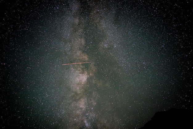 La Via Lattea e alcuni alberi in montagna