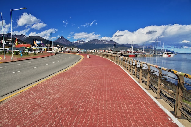 La via vicino al porto marittimo nella città Argentina di Ushuaia