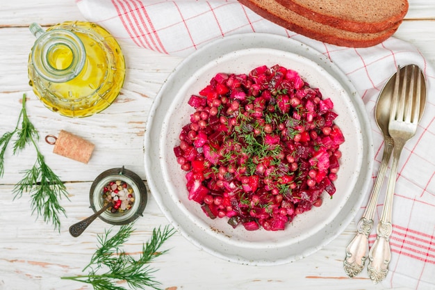 La vinaigrette è un'insalata di verdure tradizionale russa e ucraina di barbabietole, carote, patate, sottaceti, piselli e aneto, piatto dietetico vegetariano