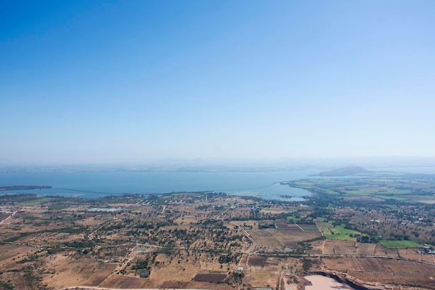 La vista aerea del paesaggio e del campo di riso o della terra di risa da Khao Phraya Doen Thong punto di vista con la collina del villaggio della valle per i viaggiatori thailandesi visita di viaggio alla città di Phatthana Nikhom a Lopburi Thailandia