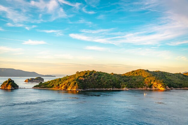 La vista aerea dell'isola esotica di paradiso e dell'oceano a Takamatsu Giappone