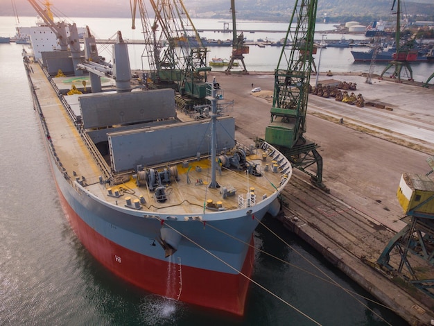 La vista aerea della grande nave portarinfuse della nave da carico è caricata con carbone nel porto