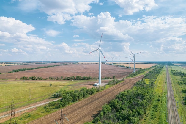 La vista aerea della turbina eolica è una popolare fonte di energia rinnovabile sostenibile sul bel cielo nuvoloso Turbine eoliche che generano energia rinnovabile pulita per lo sviluppo sostenibile