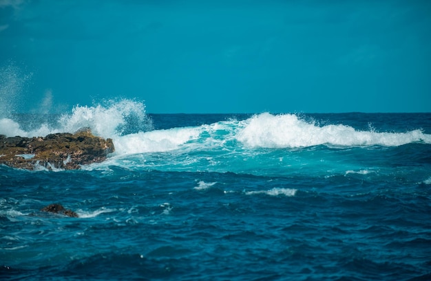 La vista aerea delle bellissime onde del mare e della costa rocciosa il concetto di calma nella natura