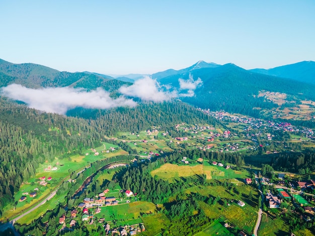 La vista aerea delle montagne dei Carpazi varia le nuvole bianche