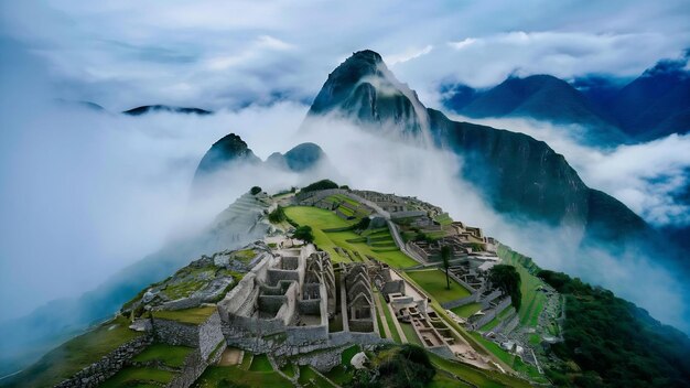 La vista affascinante di machu picchu coperta da nuvole