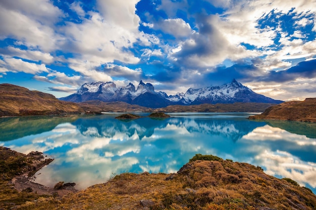 La vista al tramonto del Parco Nazionale Torres del Paine. Torres del Paine è un parco nazionale che comprende montagne, ghiacciai, laghi e fiumi nella Patagonia meridionale, in Cile.