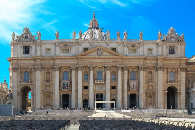 La vista alla famosa Basilica di San Pietro a Roma