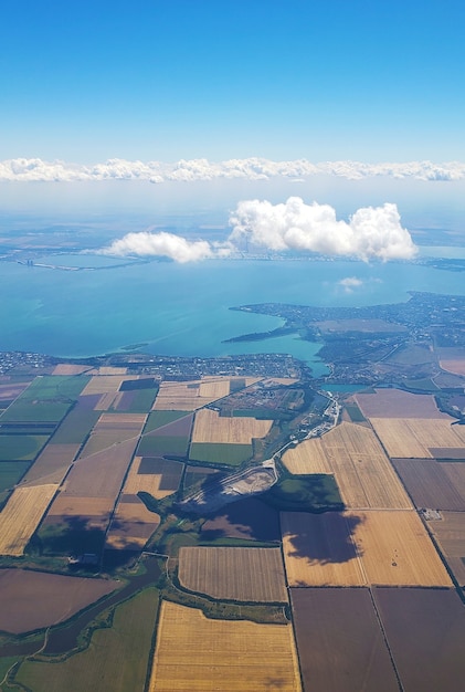 La vista dal finestrino dell'aereo a terra. Vista del paesaggio dal cielo.