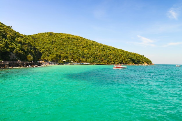 La vista dal mare e dalla barca veloce nella spiaggia di Tawaen Koh larn Island Pattaya Thailandia