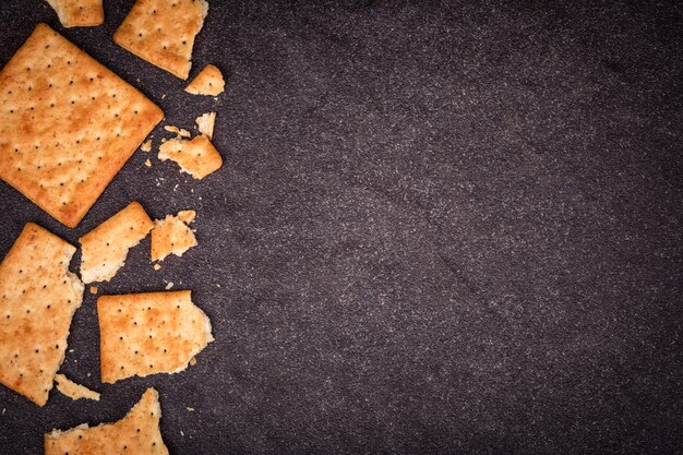 La vista dall&#39;alto dei cracker di grano intero era distesa come una pietra nera su una cornice