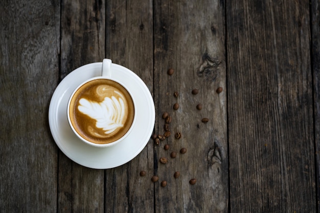 La vista dall&#39;alto su una tazza di caffè su un tavolo di legno