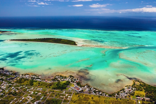 La vista dalla vista a volo d'uccello sulla costa di Mauritius. Paesaggi stupefacenti di Mauritius.Bella barriera corallina dell'isola.