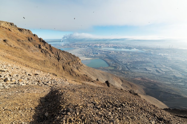 La vista dalle montagne circostanti alla città di Norilsk