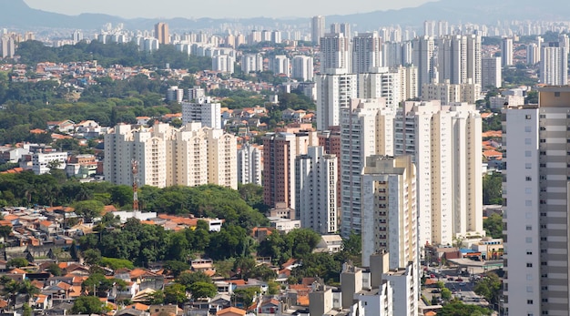 La vista degli edifici ospita strade e montagne nella città di San Paolo del Brasile
