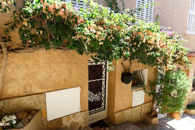 La vista del bellissimo villaggio nel sud della Francia Bormes les mimosa village