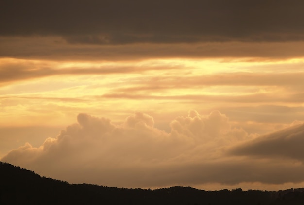 La vista del cielo al tramonto