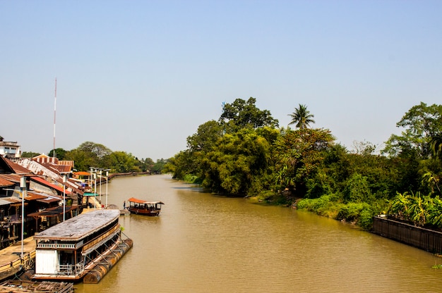 La vista del fiume e delle barche di Tha Chin sta galleggiando nel fiume, Tailandia.