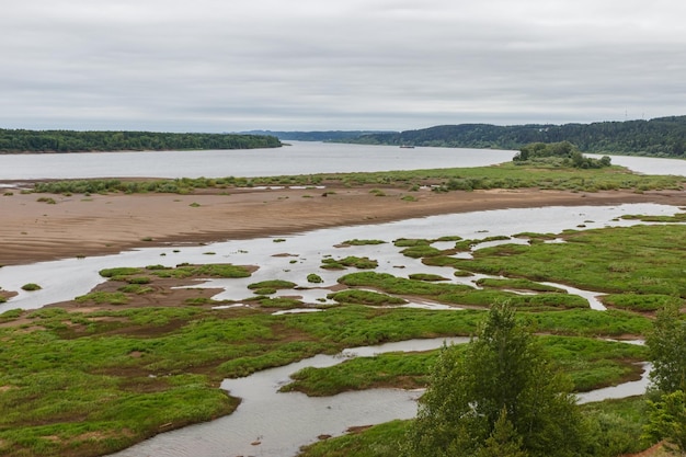 La vista del fiume kama del fiume vicino al villaggio di doksha nell'udmurtia russia