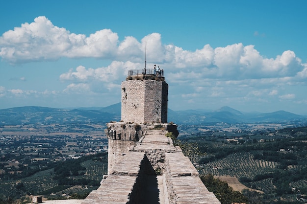 La vista del forte contro il cielo nuvoloso