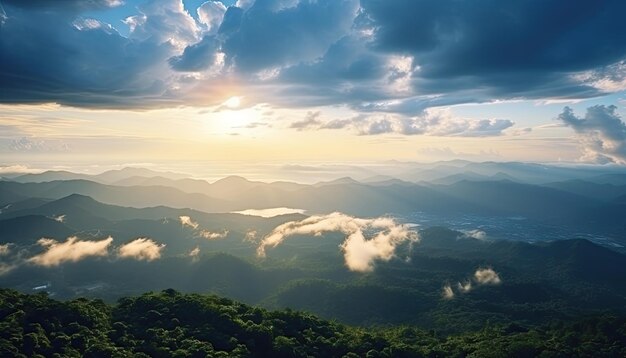 La vista del mare di nuvole dalla cima della vetta della montagna La foresta pluviale tropicale L'alba vibrante