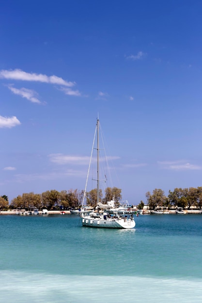 La vista del mare e dello yacht ormeggiato in una giornata di sole