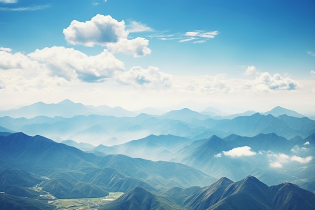 La vista del paesaggio delle verdi montagne e degli alberi sotto il cielo blu