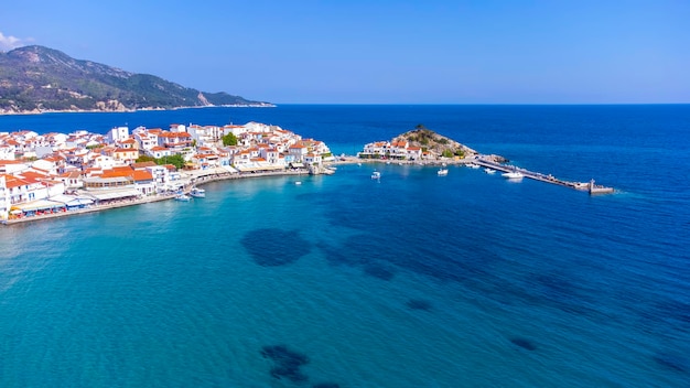 La vista del porto di Kokkari. 19 giugno 2023, Kokkari è il villaggio più popolare dell'isola di Samos.