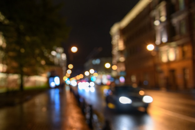 La vista del traffico nella via della città ha offuscato il fondo del bokeh, la notte