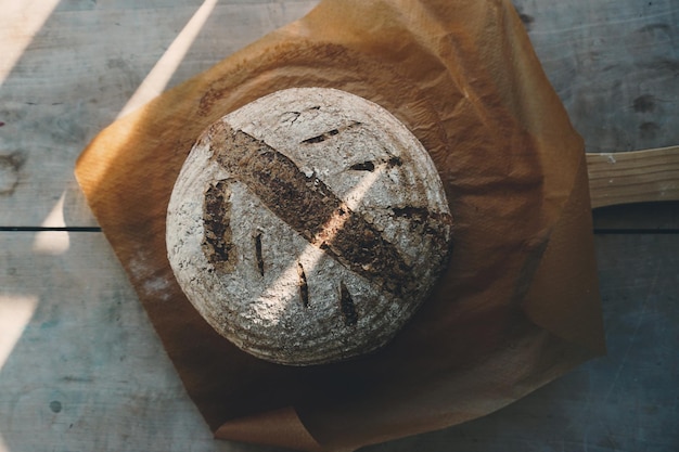La vista dell'angelo alto del pane al lievito fatto in casa