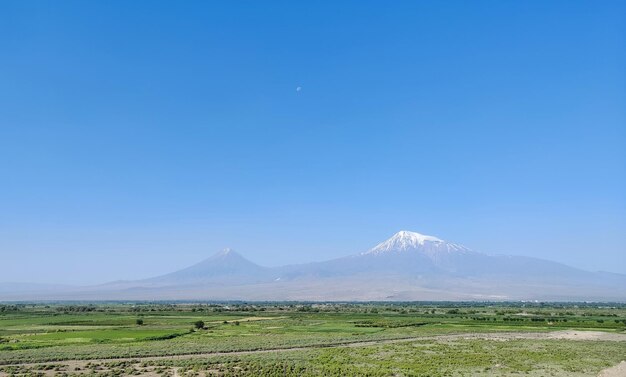 La vista dell'Ararat e i campi verdi intorno alla montagna