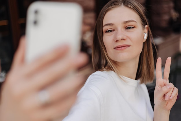 La vista della bella donna caucasica ha una videochiamata