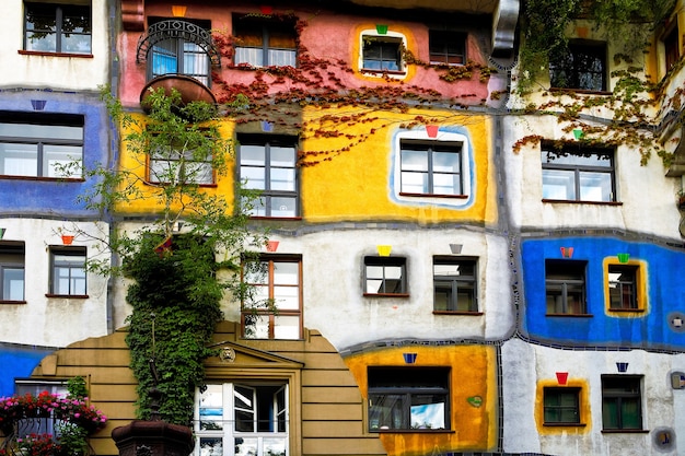 La vista della casa Hundertwasser a Vienna, Austria