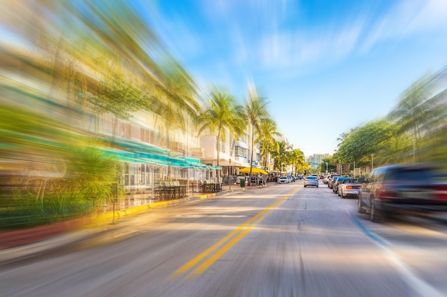 La vista della famosa Ocean Drive Street al mattino a Miami South Beach in Florida con effetto motion blur