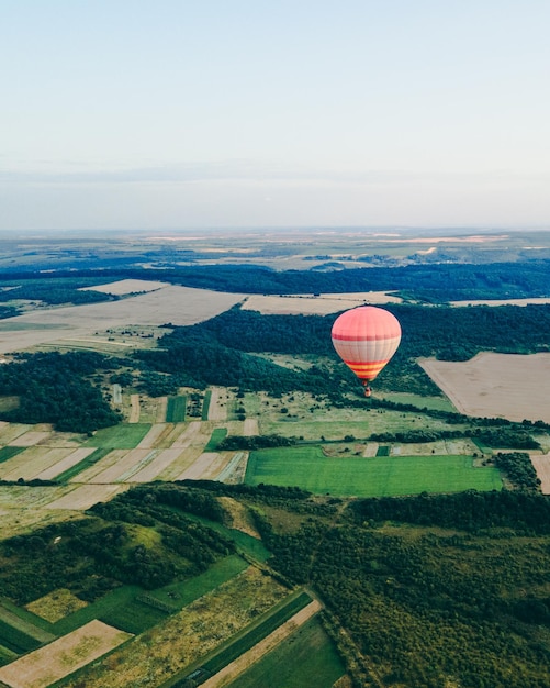 La vista della mongolfiera con il cesto vola sullo spazio della copia del tramonto