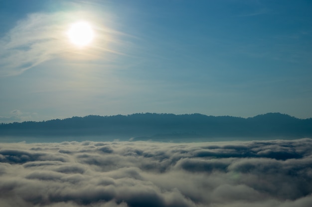 La vista della nebbia ha riguardato la montagna nel distretto di Aiyoeweng, Tailandia del sud, con gli alberi.