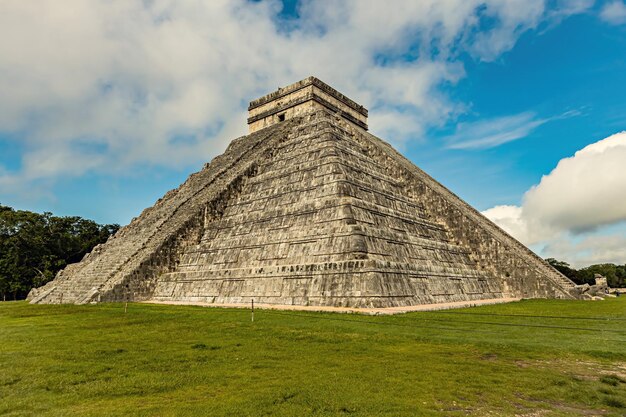 La vista della piramide di Chichen-Itza nello Yucatan, in Messico